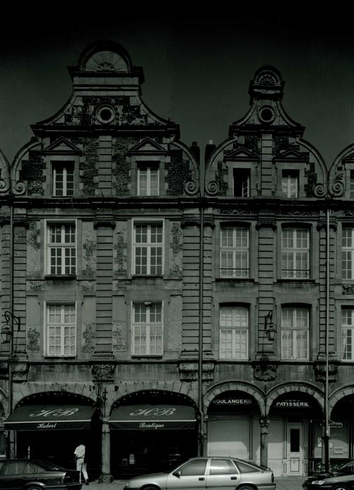 vue générale des façades sur la place