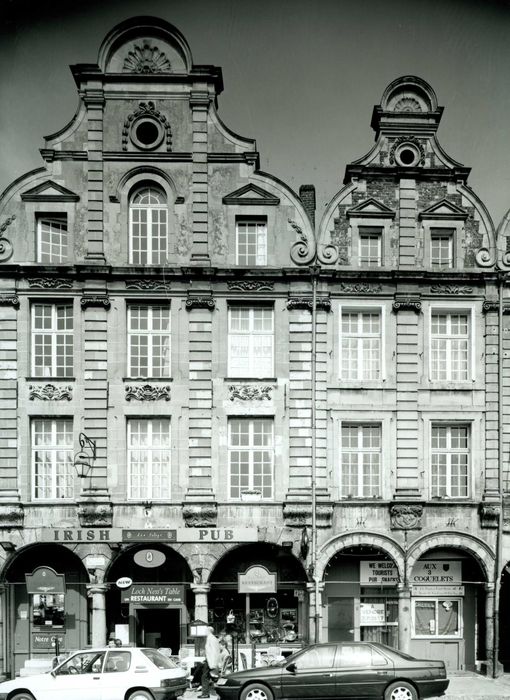 vue générale des façades sur la place