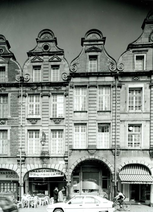 vue générale des façades sur la place