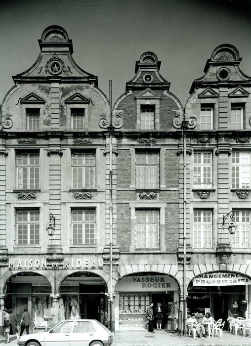 vue générale des façades sur la place