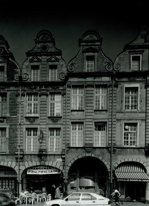 vue générale des façades sur la place