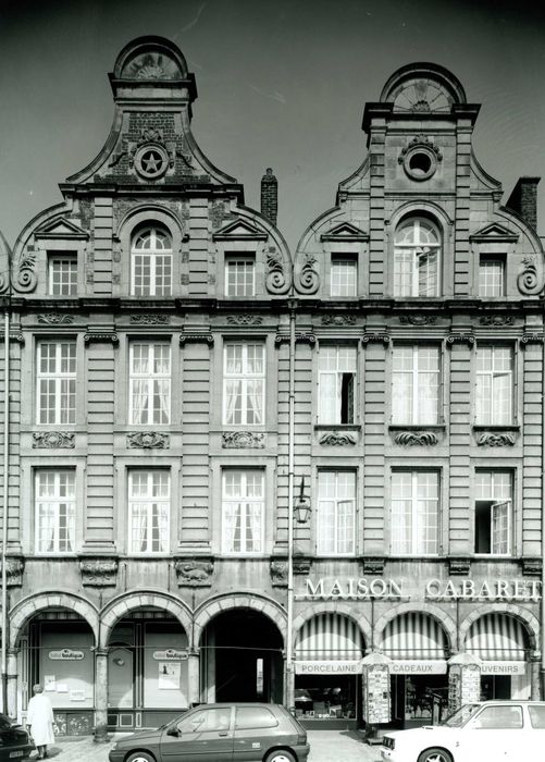 vue générale des façades sur la place