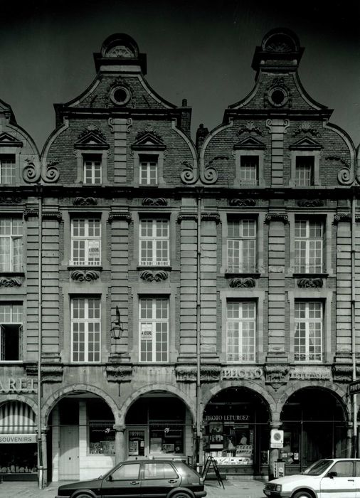 vue générale des façades sur la place