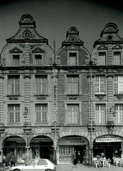 vue générale des façades sur la place