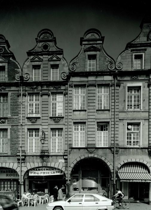 vue générale des façades sur la place