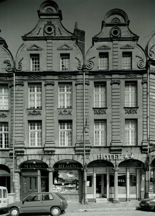 vue générale des façades sur la place