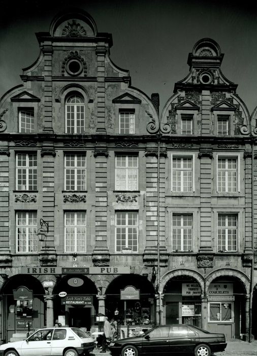 vue générale des façades sur la place