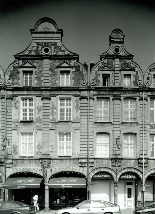 vue générale des façades sur la place