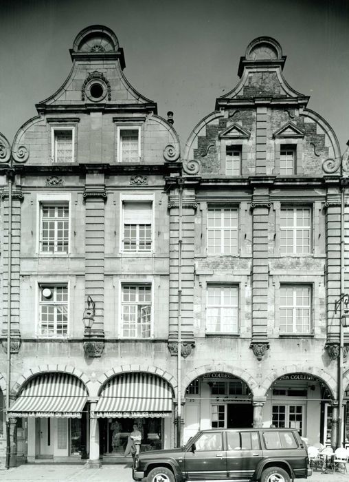 vue générale des façades sur la place