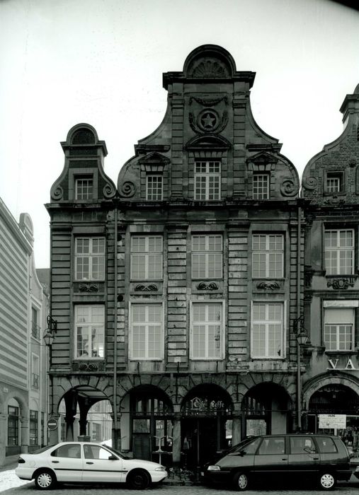 vue générale des façades sur la place