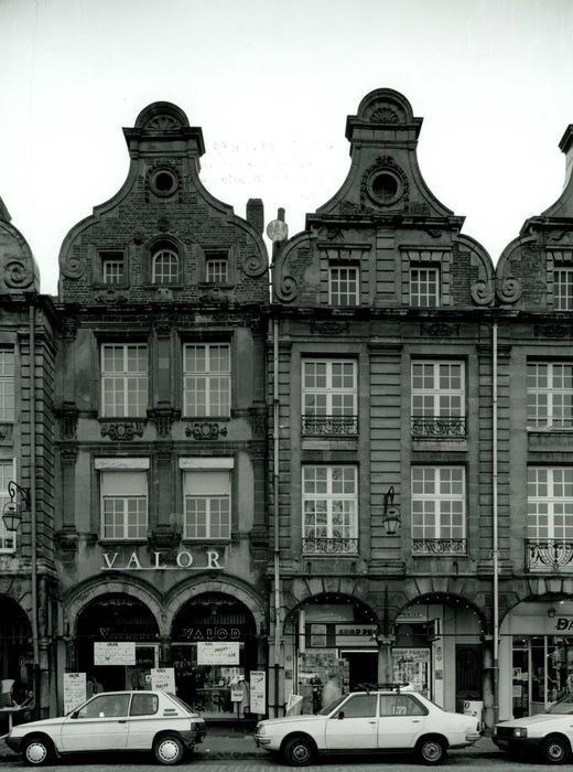 vue générale des façades sur la place