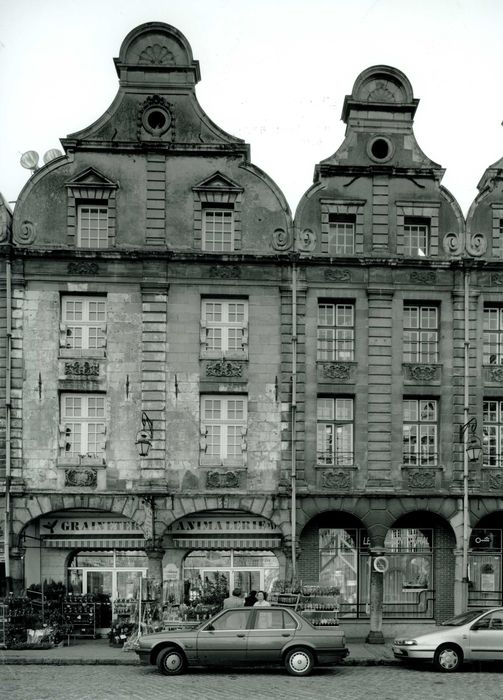 vue générale des façades sur la place