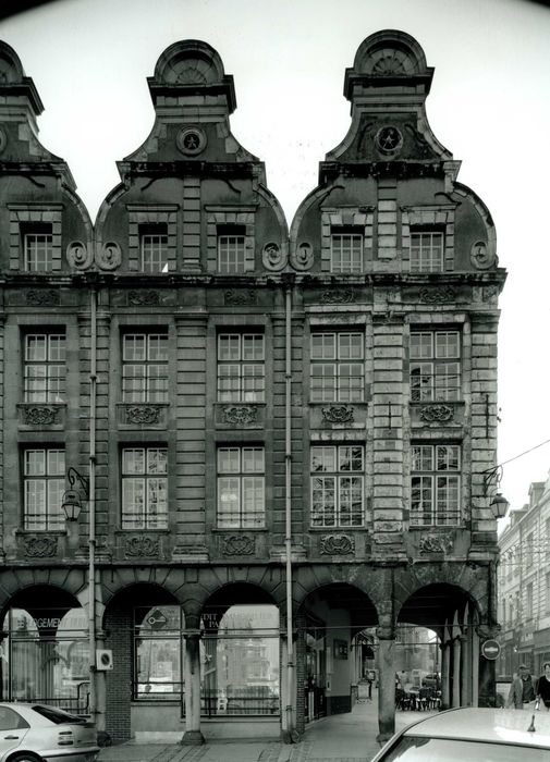 vue générale des façades sur la place