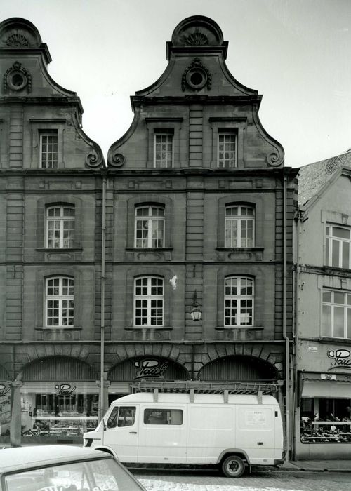 vue générale de la façade sur la place