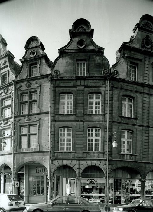 vue générale des façades sur la place