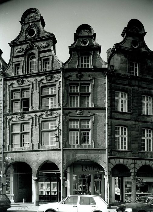 vue générale des façades sur la place