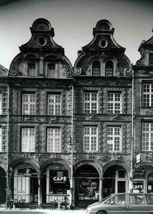 vue générale de la façade sur la place