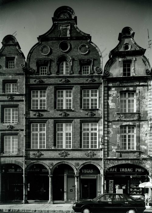 vue générale des façades sur la place