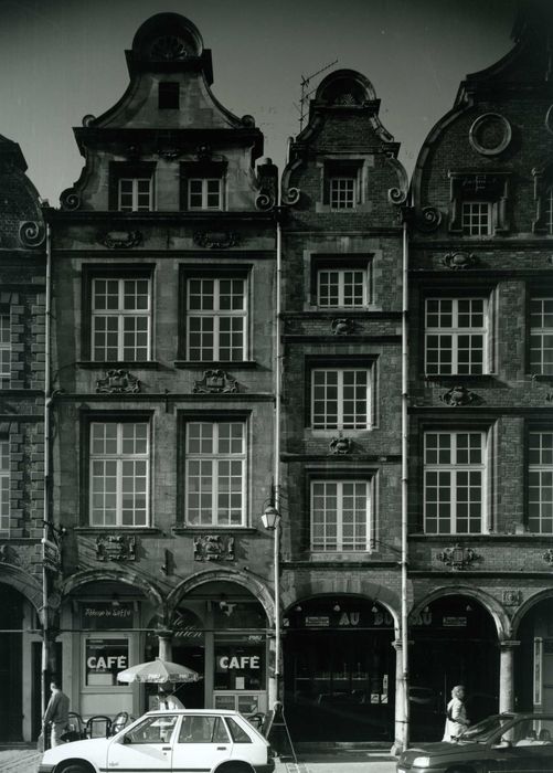 vue générale des façades sur la place