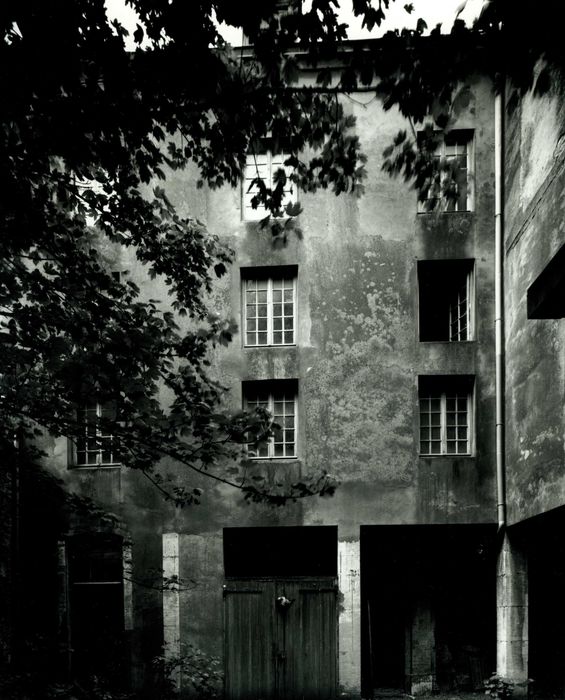 façade sur cour, vue partielle