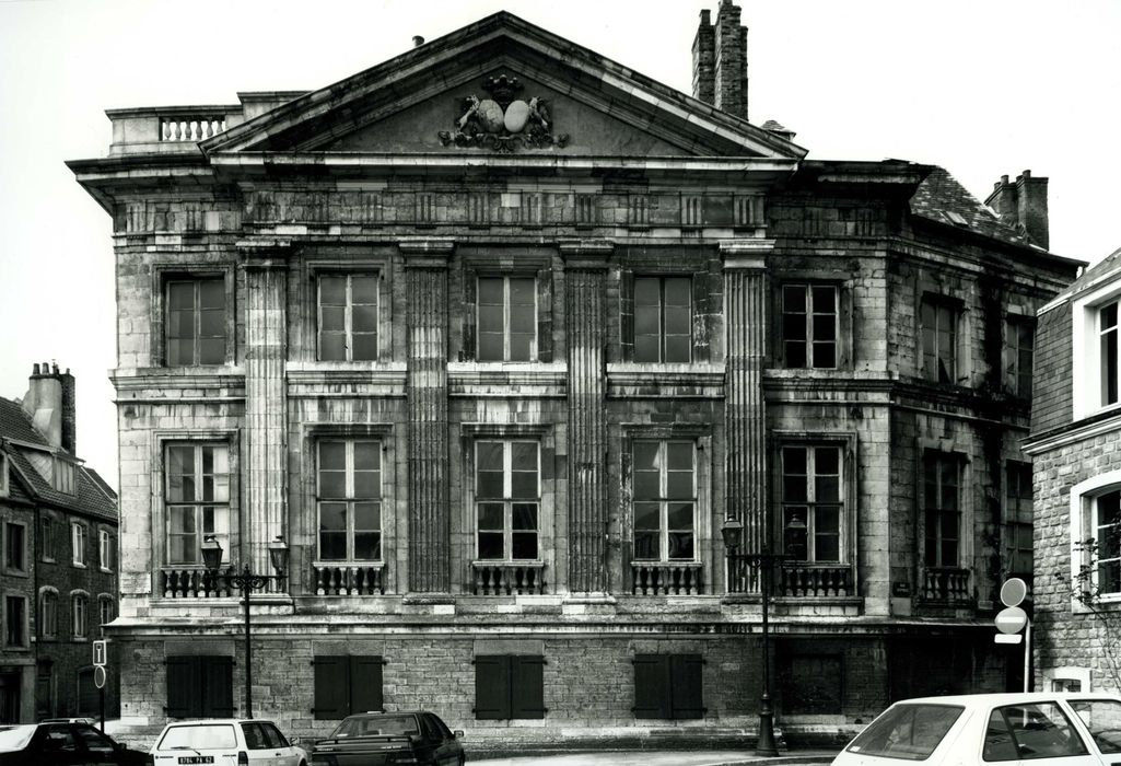 façade antérieure sur la place, vue générale