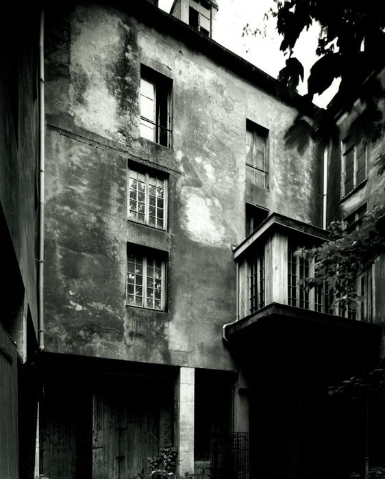 façade sur cour, vue partielle