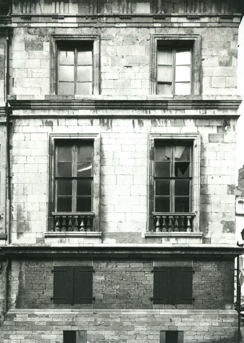 façade postérieure sur rue, vue partielle