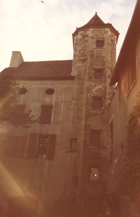 façades sur cour, vue partielle