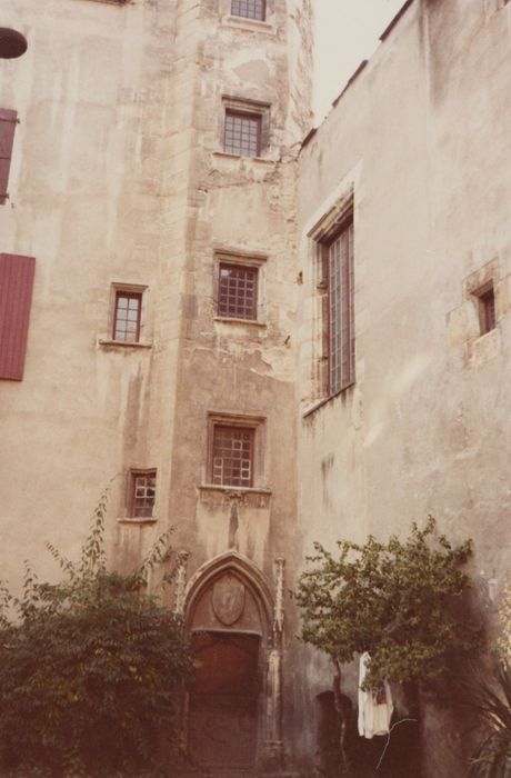 façades sur cour, vue partielle