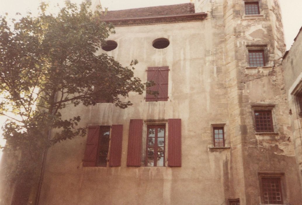 façades sur cour, vue partielle
