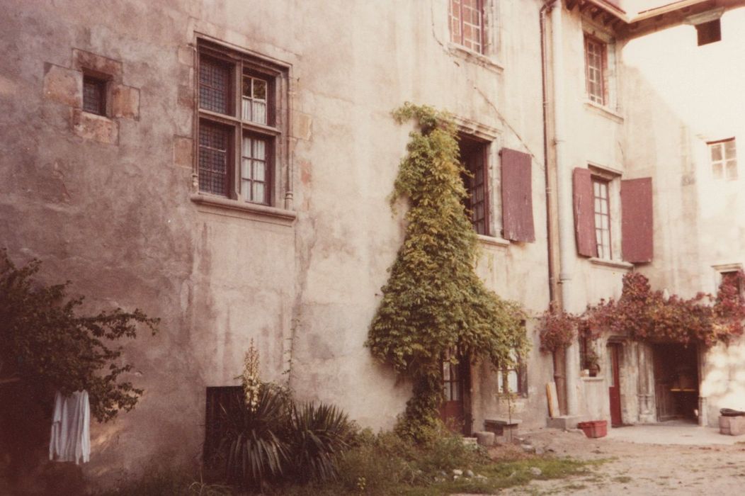 façades sur cour, vue partielle