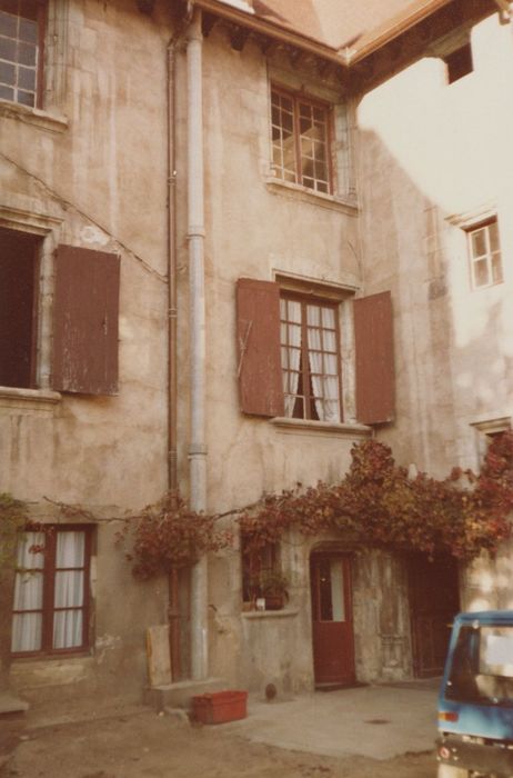 façades sur cour, vue partielle