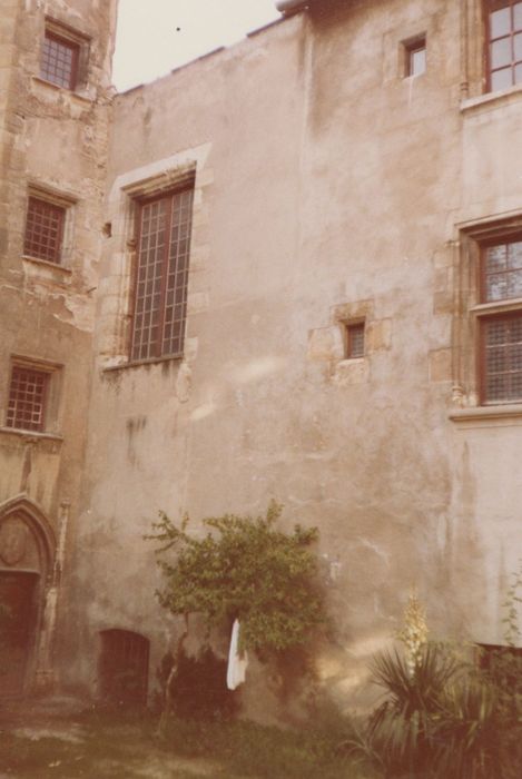 façades sur cour, vue partielle