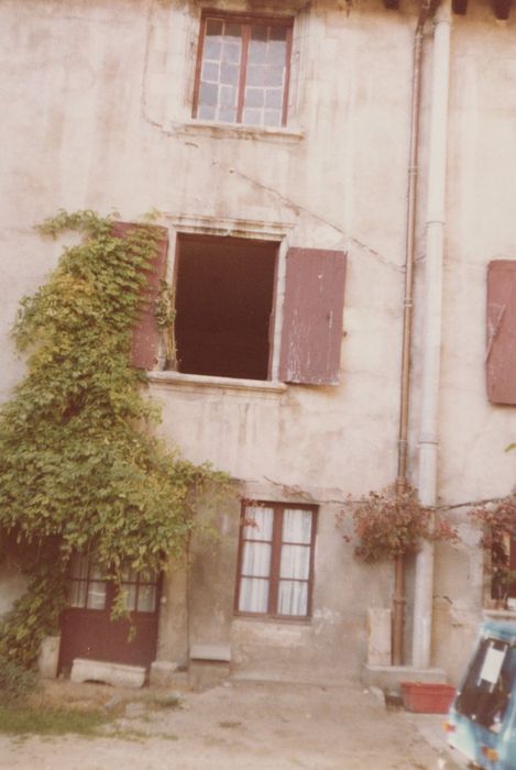 façades sur cour, vue partielle