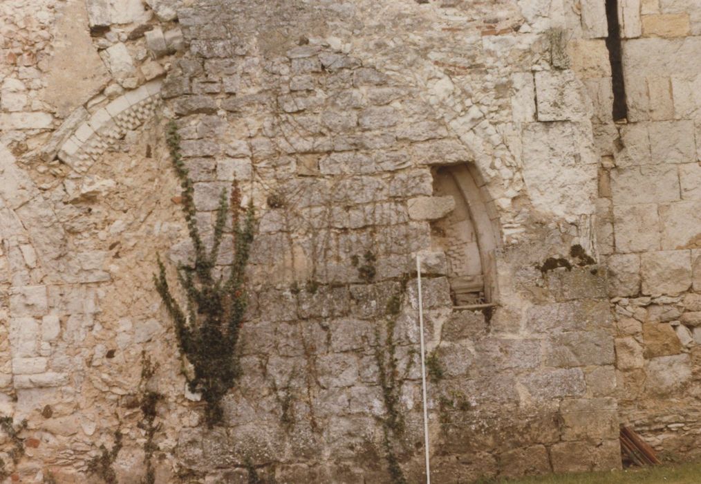 mur latéral, arcature murée