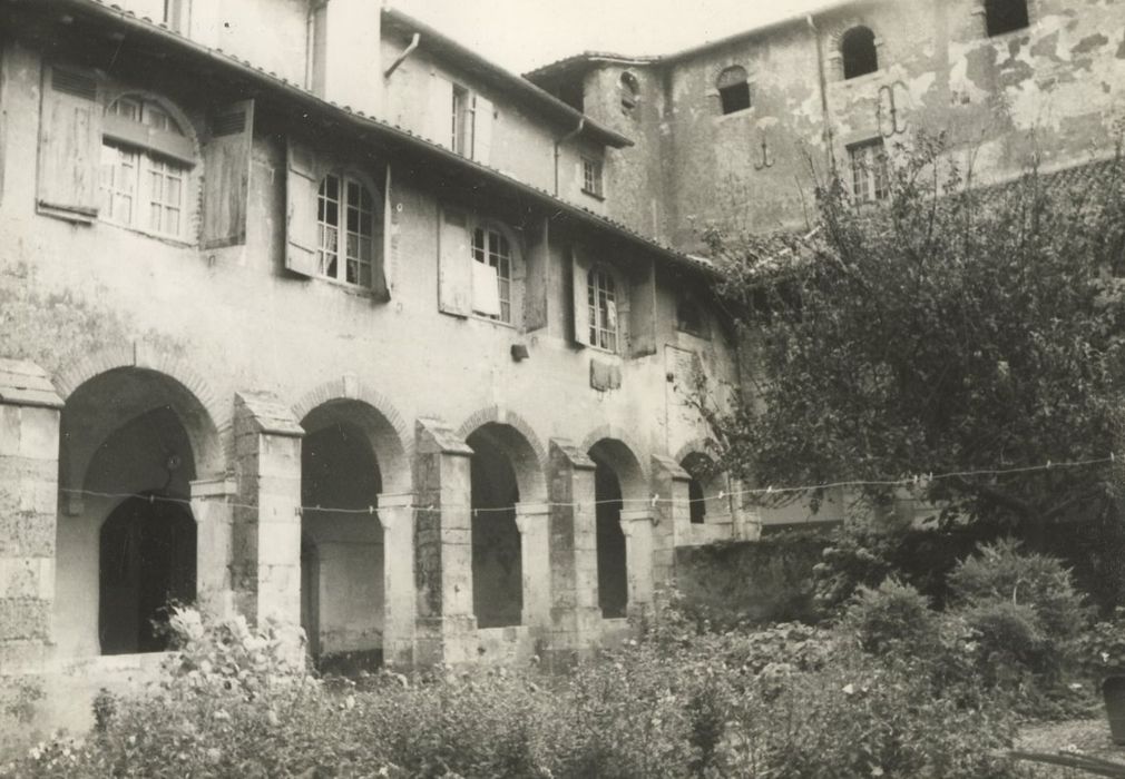 cloître, vue partielle