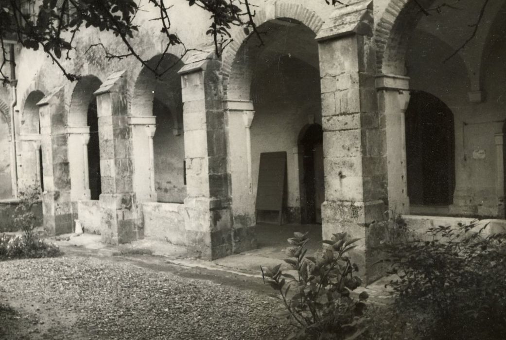 cloître, vue partielle