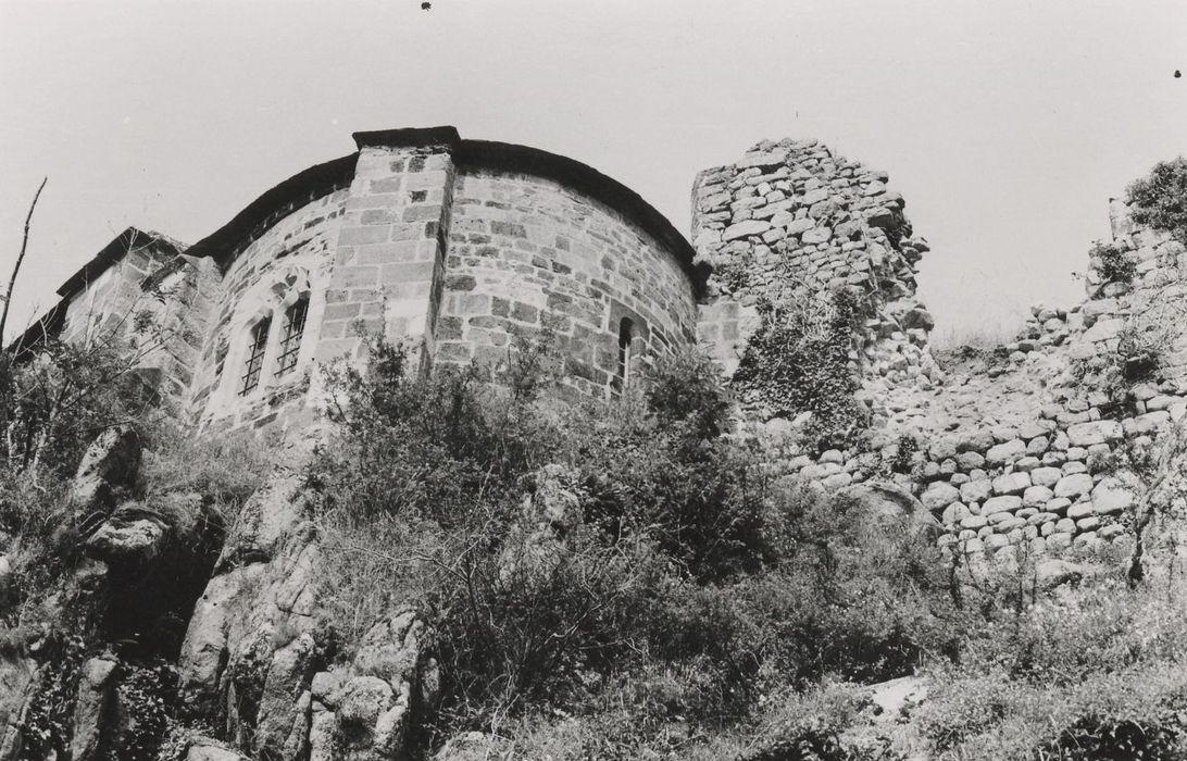 chevet et ruines du rempart