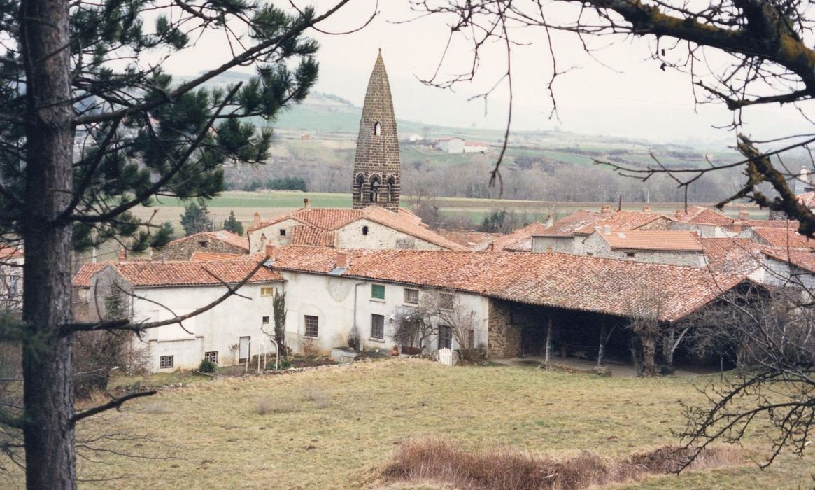 vue partielle de l’église dans son environnement depuis l’Ouest