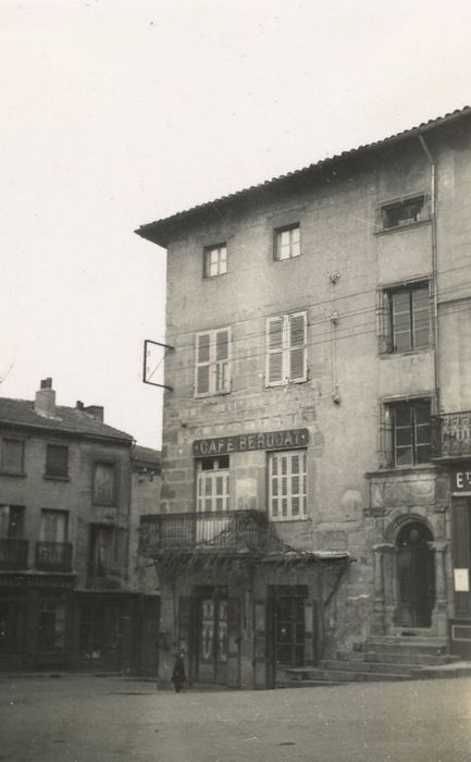 façade sur la place