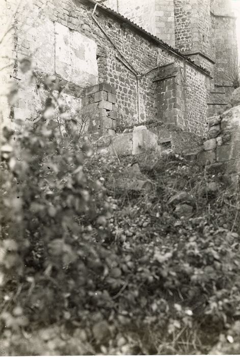 ruines d’un bâtiment se trouvant au nord de la façade latérale, vue partielle