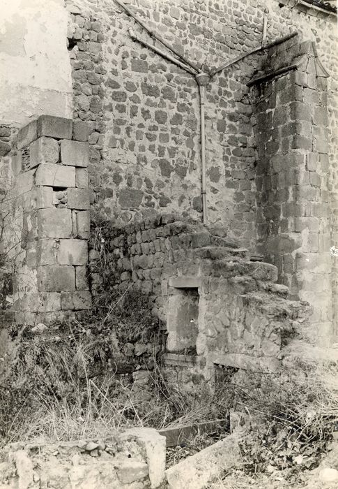 ruines d’un bâtiment se trouvant au nord de la façade latérale, vue partielle