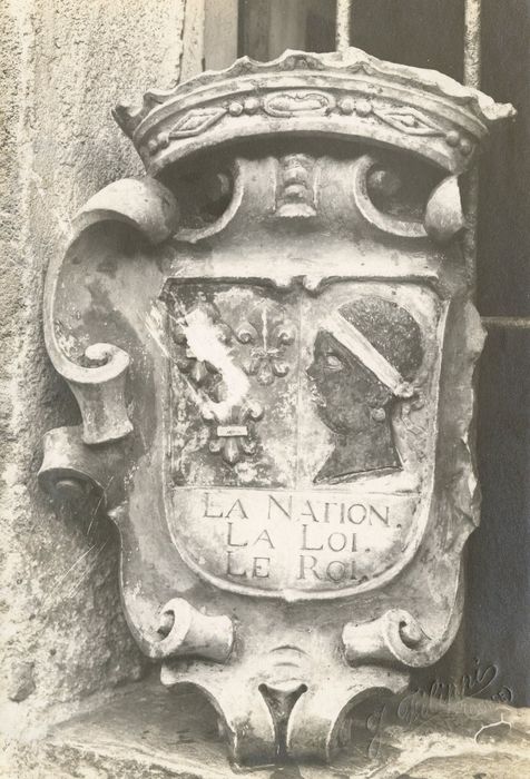 bas-relief blasonné