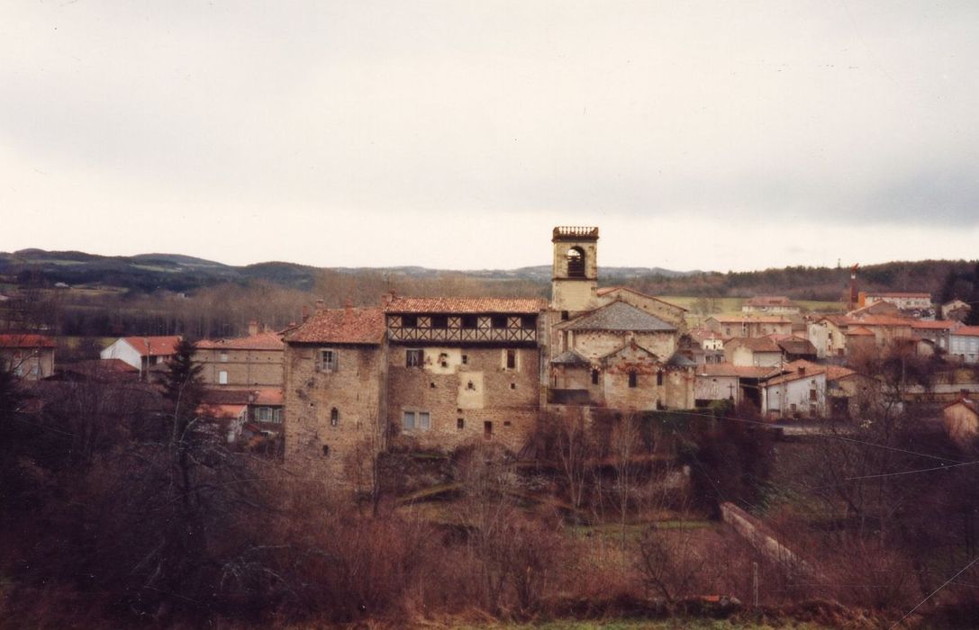 vue générale des bâtiments depuis l’Est