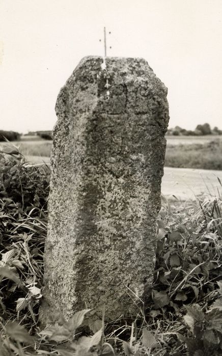 vue générale de la borne, face aux armes des Bouillon