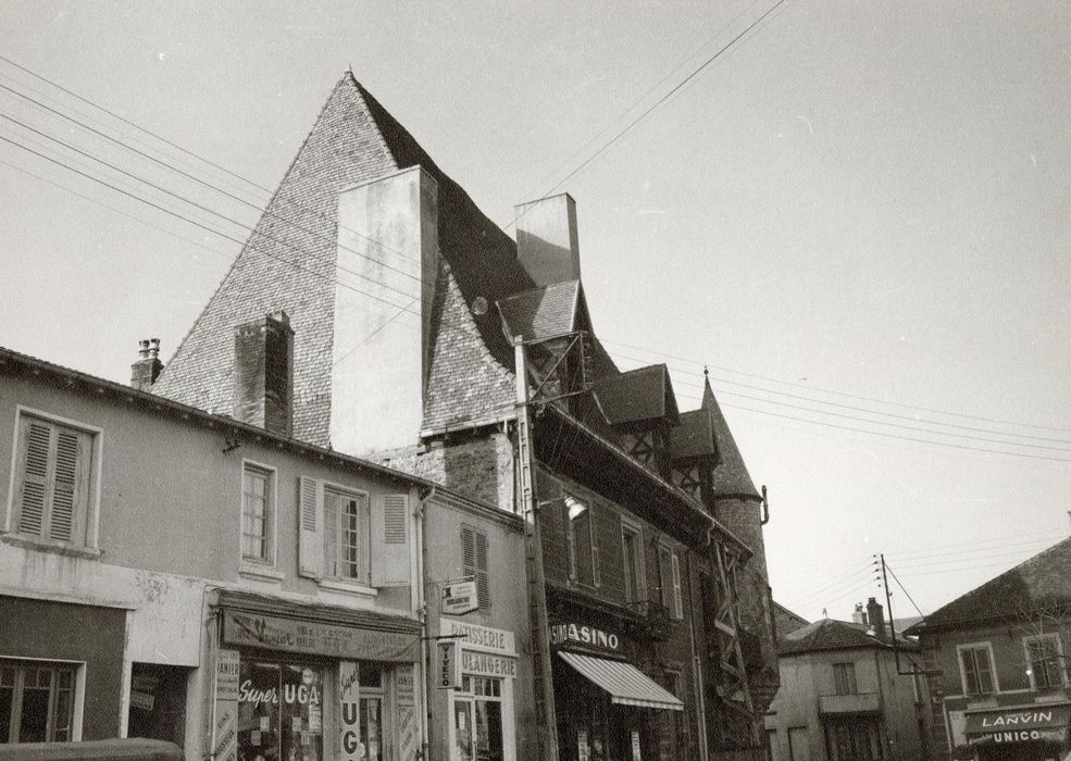 vue partielle des façades depuis la place