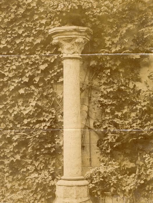 colonne, chapiteau provenant de l’ancienne salle capitulaire de l’abbaye Notre-Dame - © Ministère de la Culture (France), Médiathèque du patrimoine et de la photographie, Tous droits réservés