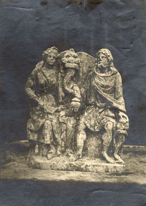 Bas-relief : Personnages assis entre une corne d’abondance