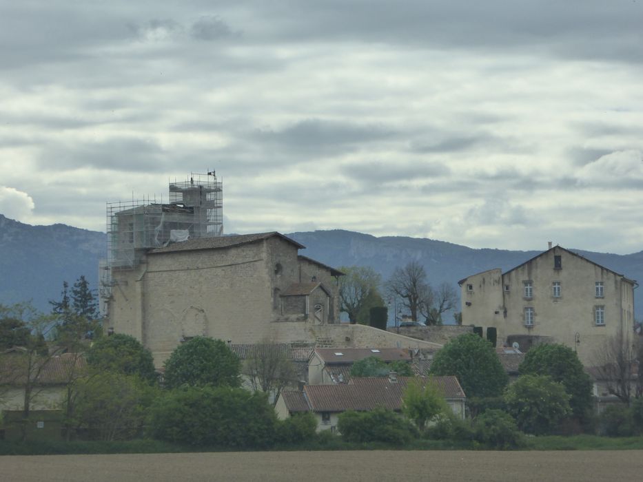 vue générale de l’église dans son environnement depuis le Nord