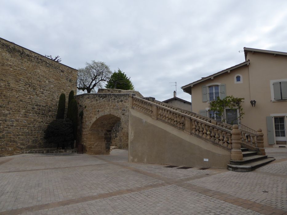 escalier monumental d’accès au site de l’église